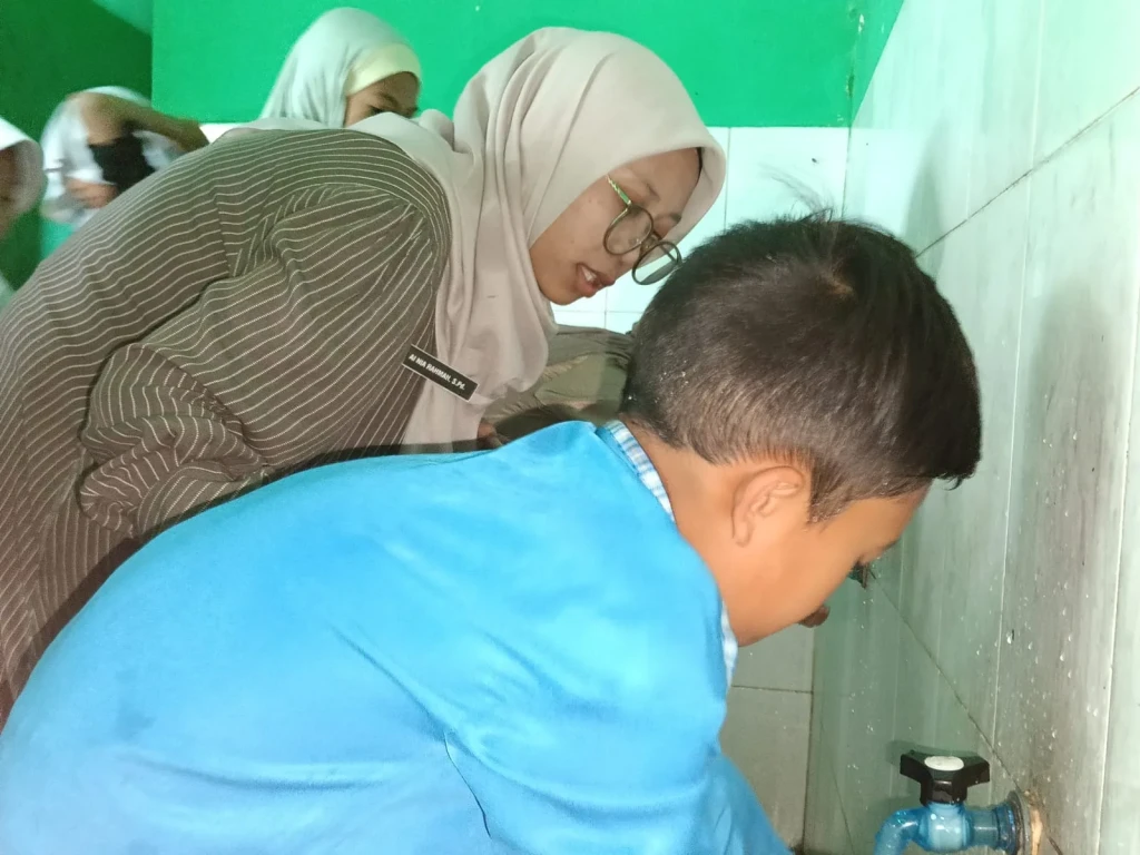 Edukasi Wudhu di Tengah Kemarau Ajarkan Siswa Bijak Menggunakan Air