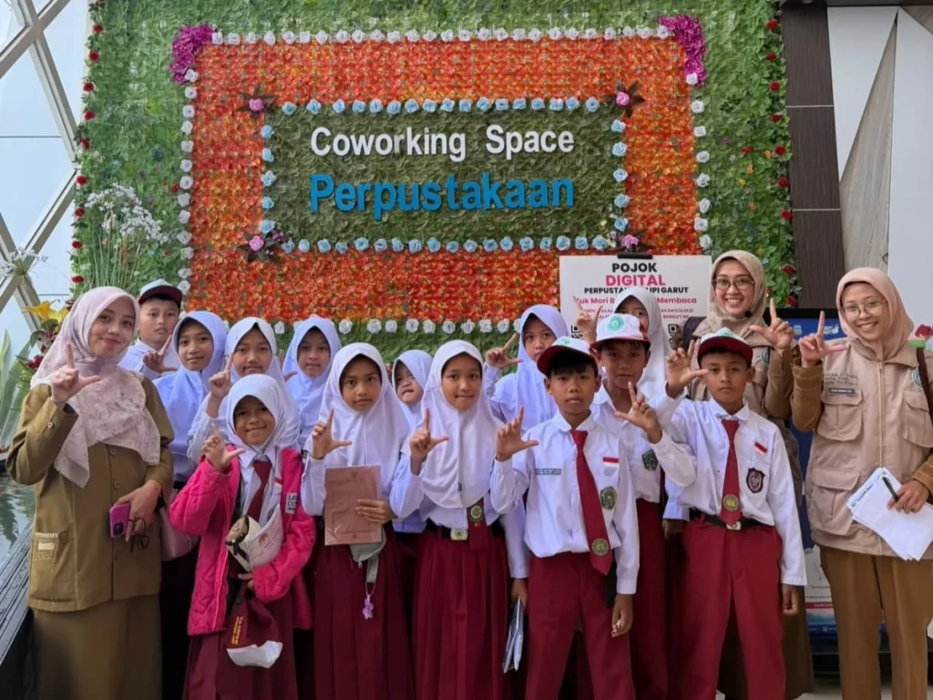 Siswa MIS Ar-Raudhotun Nur Kenal Sejarah dan Budaya Garut Lewat Kunjungan Perpustakaan