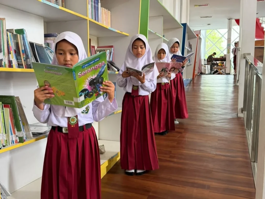 MIS Ar-Raudhotun Nur Perkuat Literasi Membaca Siswa di Perpustakaan Garut