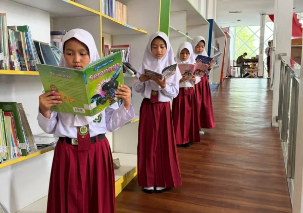 MIS Ar-Raudhotun Nur Perkuat Literasi Membaca Siswa di Perpustakaan Garut