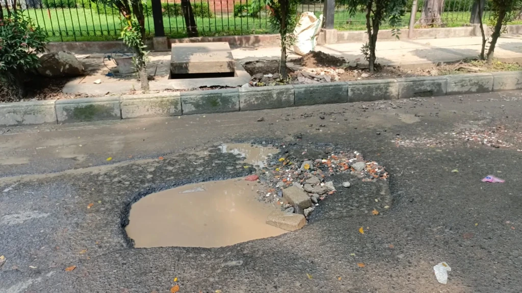 Peran Pemerintah dalam menjalankan Infrastruktur yang ada di Kota Serang : Studi Kasus Jalan Rusak yang ada di Alun Alun Kota Serang.