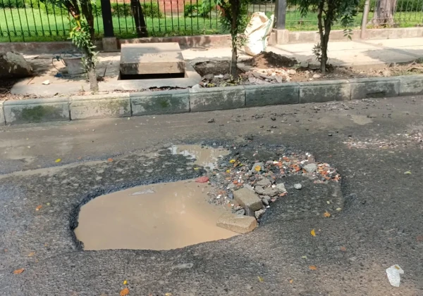 Peran Pemerintah dalam menjalankan Infrastruktur yang ada di Kota Serang : Studi Kasus Jalan Rusak yang ada di Alun Alun Kota Serang.