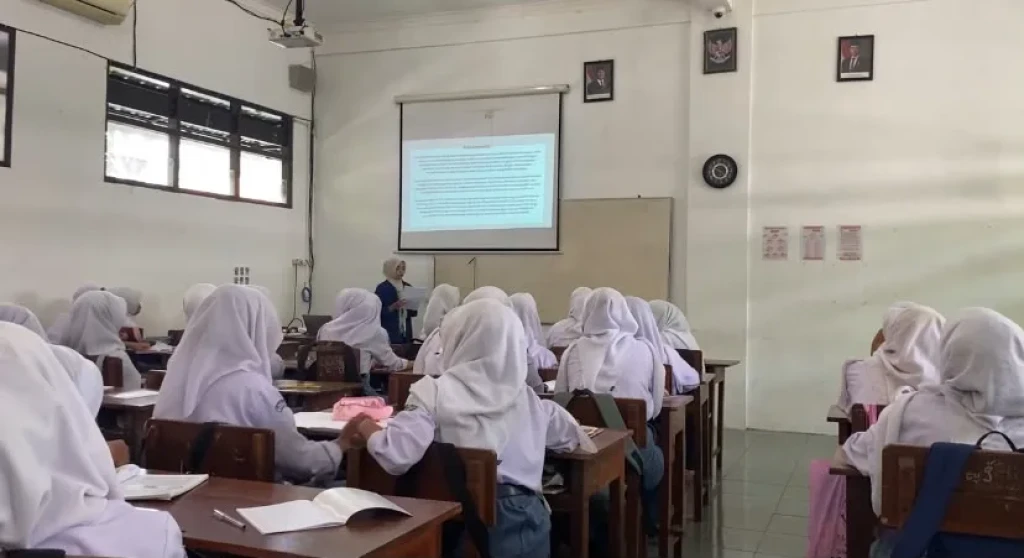 Bangun Jiwa Technopreneur, Mahasiswa PK Terapkan Pembelajaran Berbasis Proyek di SMK Sawunggalih