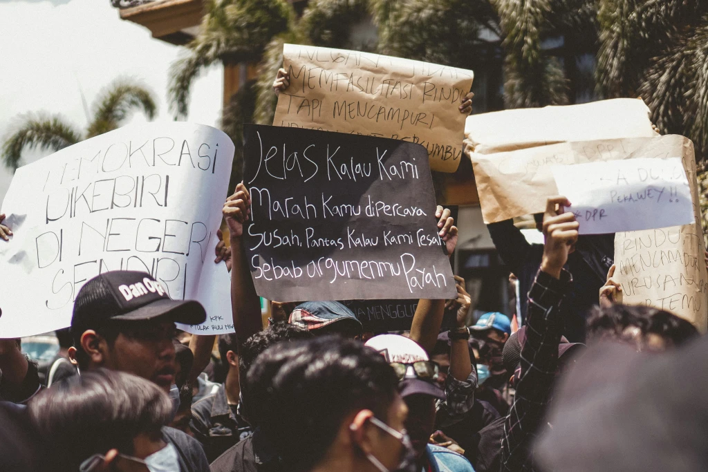 Perisai Pada Masa Kebiri Demokrasi : Indikasi Tindakan Represif Aparat Kepolisian dalam Aksi Demonstrasi 27 Agustus 2026