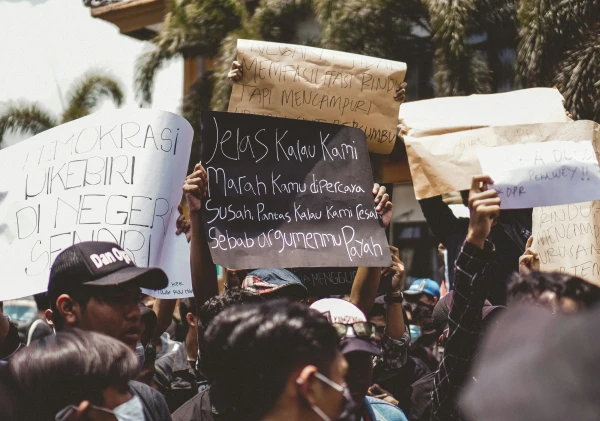 Perisai Pada Masa Kebiri Demokrasi : Indikasi Tindakan Represif Aparat Kepolisian dalam Aksi Demonstrasi 27 Agustus 2026
