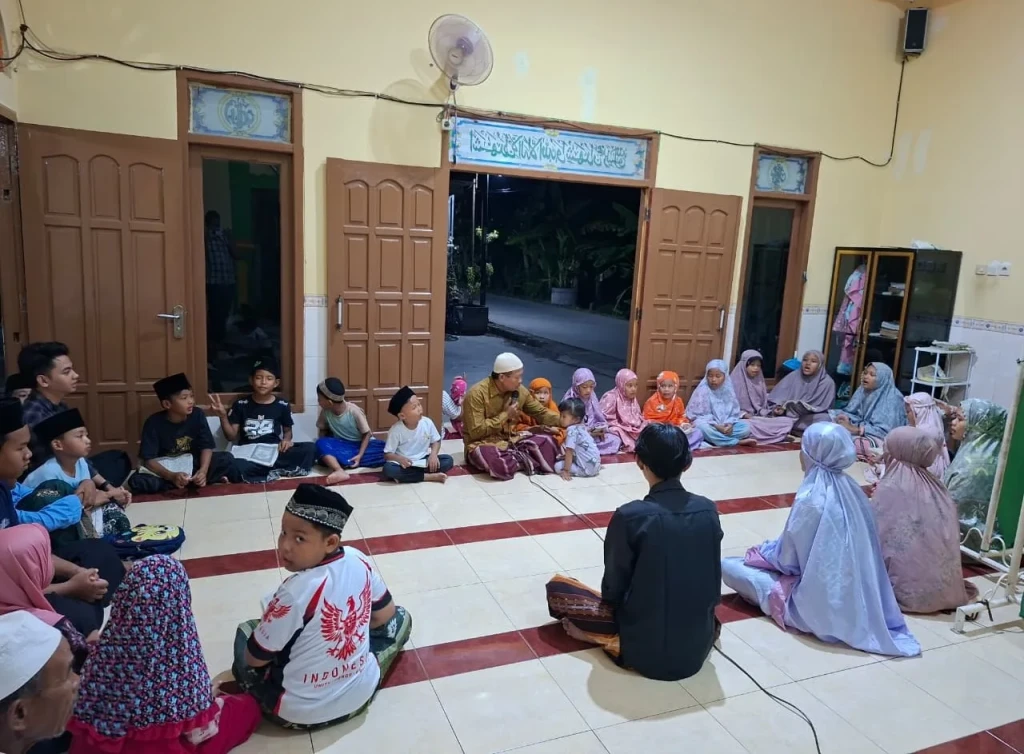 Mahasiswa KKN UPGRIS Motivasi dan Dampingi Anak Usia Dini Mengaji di Mushola Nurul Huda Desa Pundenarum
