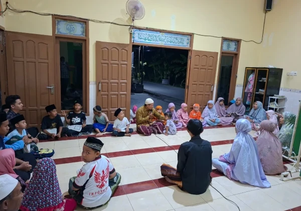 Mahasiswa KKN UPGRIS Motivasi dan Dampingi Anak Usia Dini Mengaji di Mushola Nurul Huda Desa Pundenarum