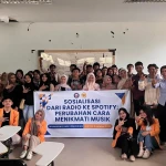 Mengapa Kita Beralih dari Radio ke Spotify? Mahasiswa Komunikasi Berbagi Wawasan ke Maba