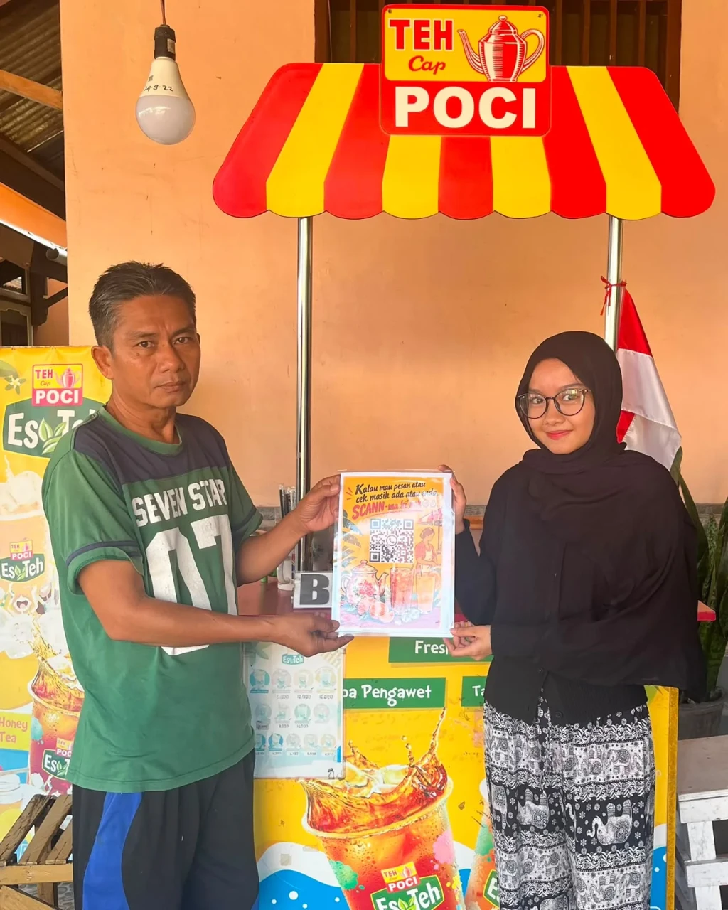 Mahasiswa Ilmu Komunikasi UHO Perkenalkan Media Digital Kepada Pedagang Pasar Sentral Kendari