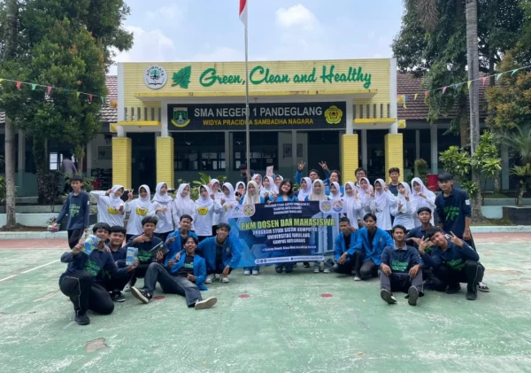 Mahasiswa Universitas Pamulang Kenalkan Penerangan Jalan Tenaga Surya kepada Siswa SMAN 1 Pandeglang