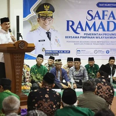 Wagub Banten Achmad Dimyati Serahkan Bantuan di Safari Ramadan Unimar Tangerang