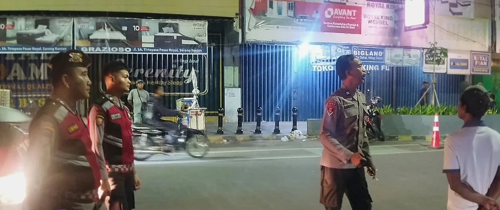 Polsek Serang Gelar Patroli Dini Hari di Royal Baroe Jaga Kamtibmas