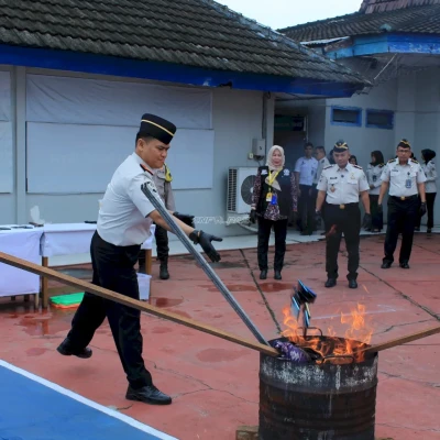 Kanwil Ditjenpas Jambi Pimpin Pemusnahan Barang Terlarang di Lapas Jambi