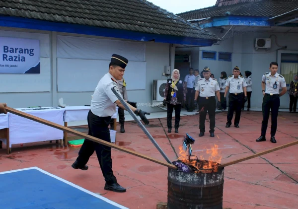 Kanwil Ditjenpas Jambi Pimpin Pemusnahan Barang Terlarang di Lapas Jambi