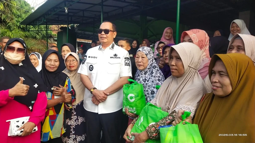 Pemkot Serang Salurkan Sembako untuk Janda Lansia, Wali Kota Ingatkan ASN Tidak Mudik Pakai Kendaraan Dinas