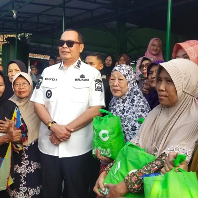 Pemkot Serang Salurkan Sembako untuk Janda Lansia, Wali Kota Ingatkan ASN Tidak Mudik Pakai Kendaraan Dinas