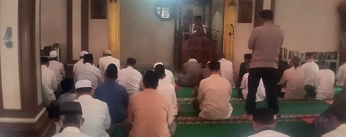 Kapolsek Kramatwatu Gelar Sholat Jumat Keliling, Jalin Kedekatan dengan Warga