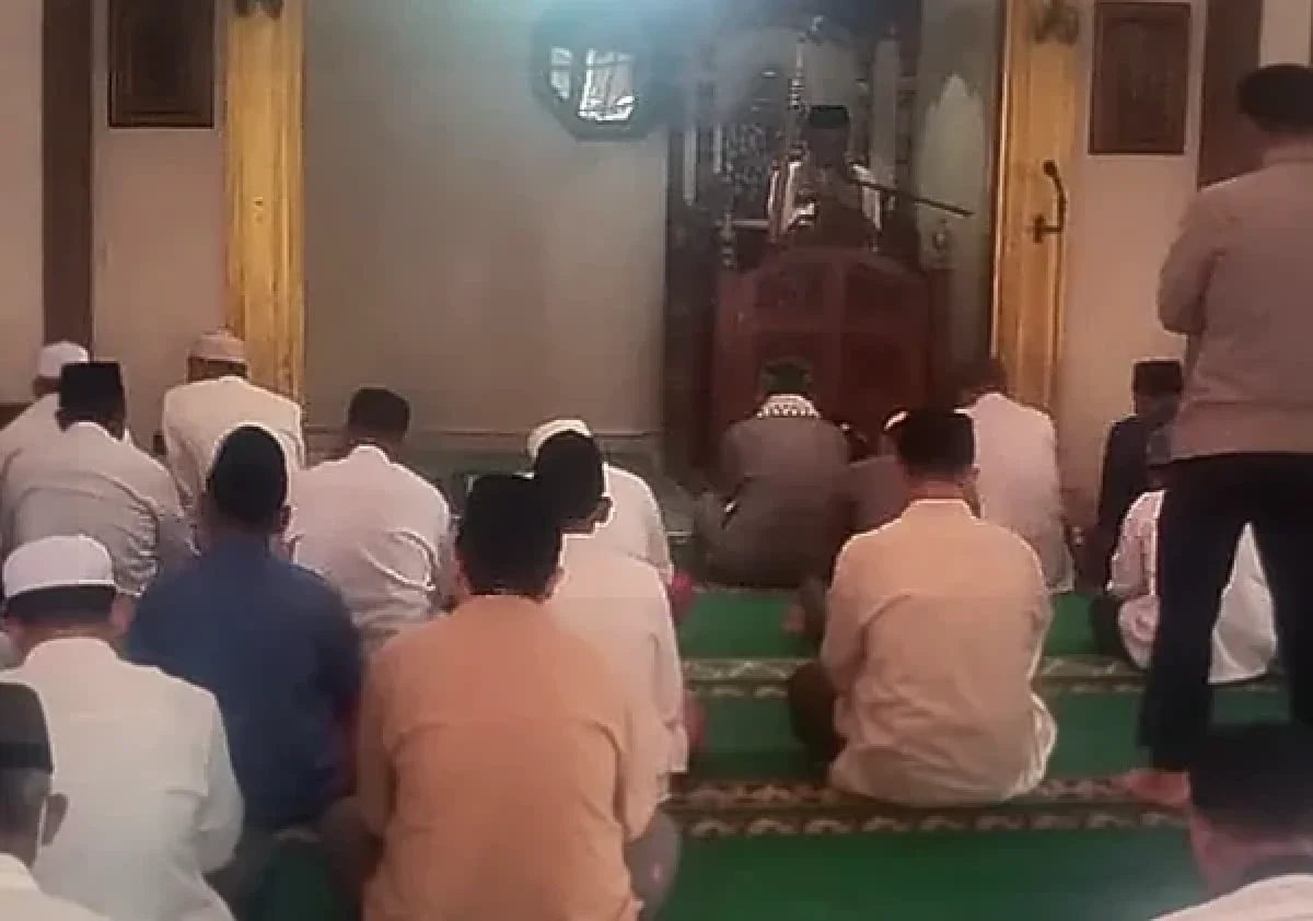 Kapolsek Kramatwatu Gelar Sholat Jumat Keliling, Jalin Kedekatan dengan Warga