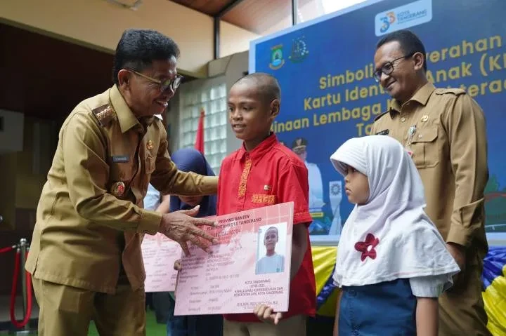 Wali Kota Sachrudin Serahkan KIA, Tekankan Pentingnya Identitas Anak