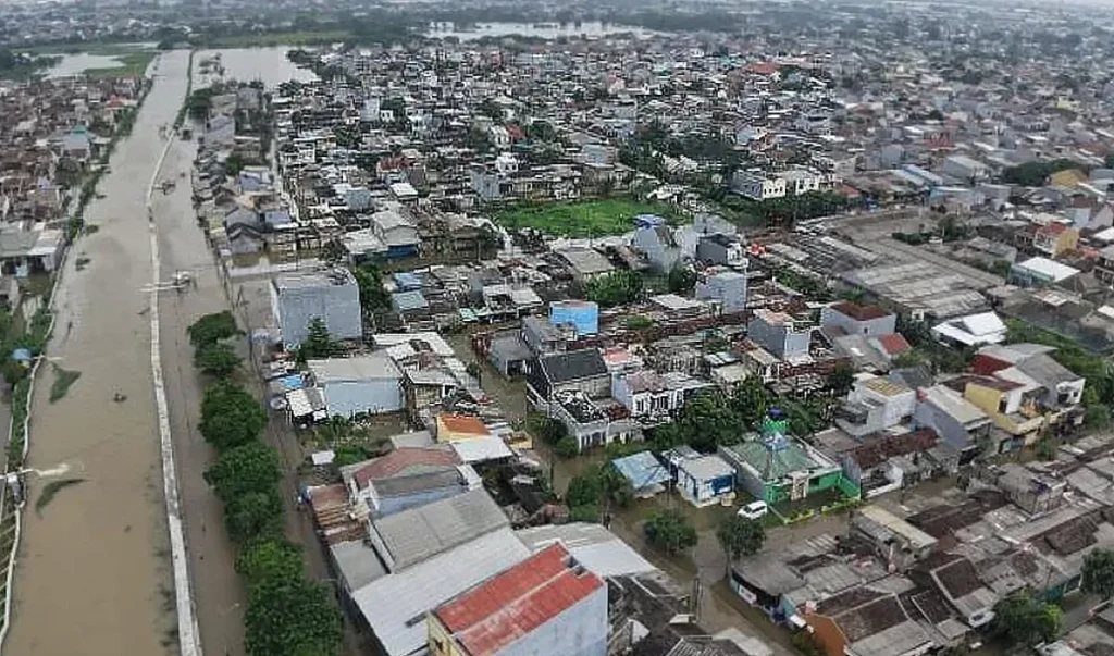 Petugas Gabungan Tangani Banjir dan Genangan di Kota Tangerang Usai Hujan Deras