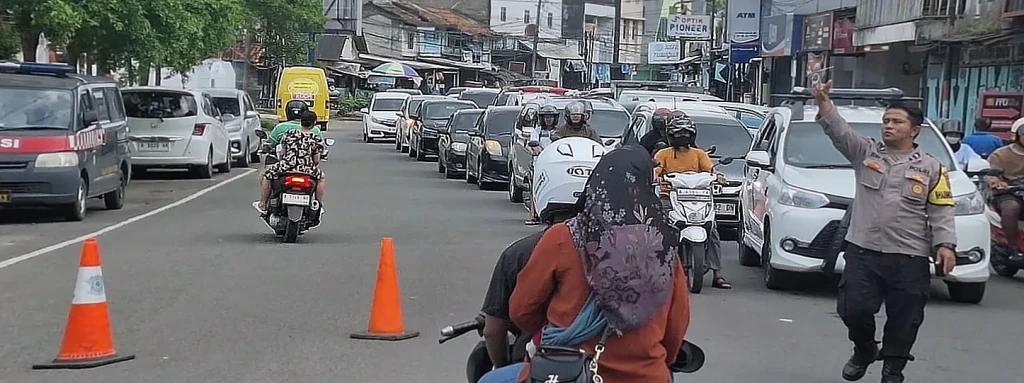 Polsek Serang Atur Lalu Lintas Sore di Simpang Polsek, Urai Kepadatan Kendaraan