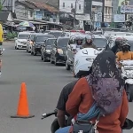 Polsek Serang Atur Lalu Lintas Sore di Simpang Polsek, Urai Kepadatan Kendaraan