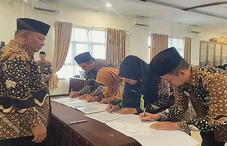 Kepala MTsN 4 Bantul Teken Perjanjian Kinerja 2026 di Kemenag Bantul