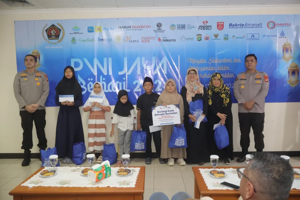 Ketum PWI Pusat Hadiri Acara PWI Jaya Berbagi, Beri Santunan Yatim Piatu