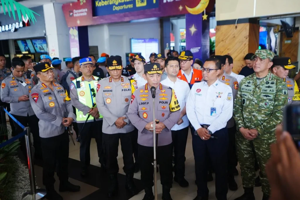 Kapolri Instruksikan Pelayanan Maksimal untuk Pemudik di Stasiun Surabaya Gubeng