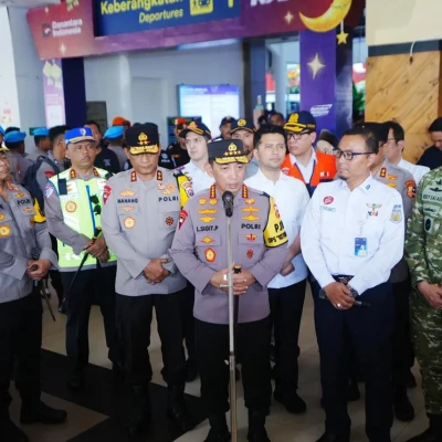 Kapolri Instruksikan Pelayanan Maksimal untuk Pemudik di Stasiun Surabaya Gubeng
