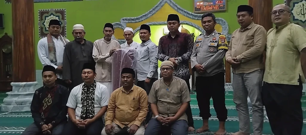Bhabinkamtibmas Polsek Serang Hadiri Tarawih Keliling, Pererat Silaturahmi Warga