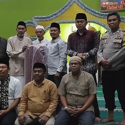 Bhabinkamtibmas Polsek Serang Hadiri Tarawih Keliling, Pererat Silaturahmi Warga