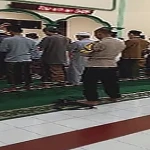 Bhabinkamtibmas Ciwandan Sholat Berjamaah dan Silaturahmi Wujudkan Kamtibmas Kondusif