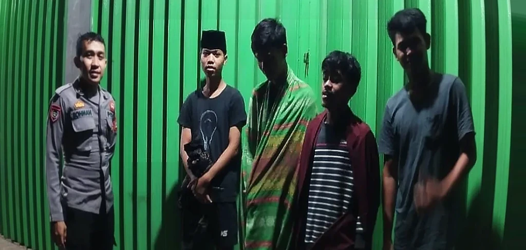 Bhabinkamtibmas Polsek Ciomas Patroli Malam, Himbau Santri Jaga Kamtibmas