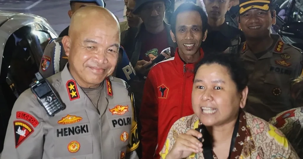 Kapolda Banten Irjen Hengki Beri Kejutan Ulang Tahun Pemudik di Pelabuhan Merak