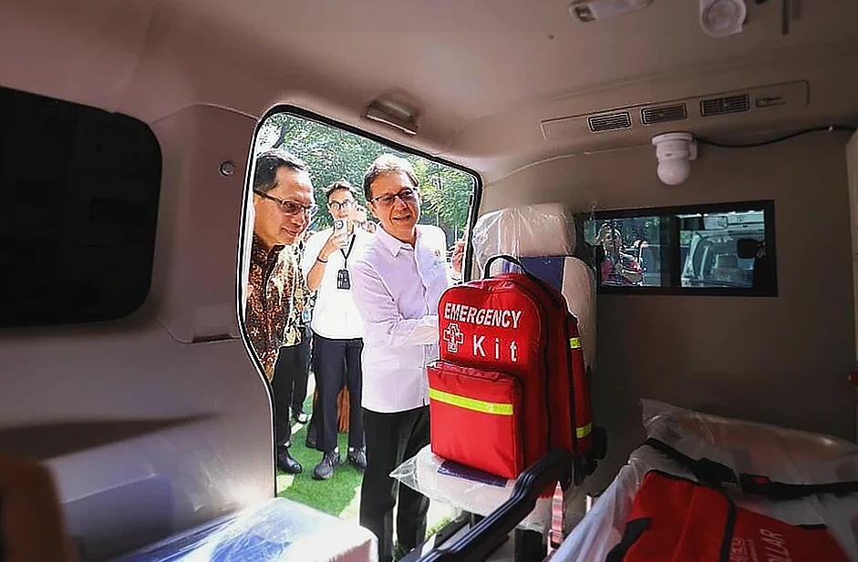 Kemenkes Salurkan 31 Ambulans dan Alkes dari Swasta untuk Tiga Provinsi Terdampak Bencana