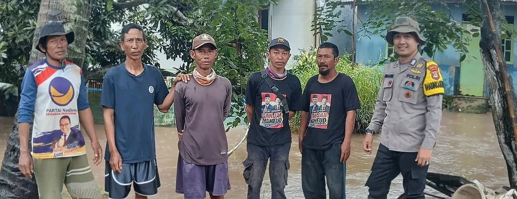 Personel Polsek Kramatwatu Pantau Wilayah Rawan Banjir di Serang Pasca Hujan Deras