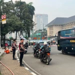 Personel Dirsamapta Baharkam Polri Gelar Patroli Dialogis di Bundaran HI hingga Kota Tua