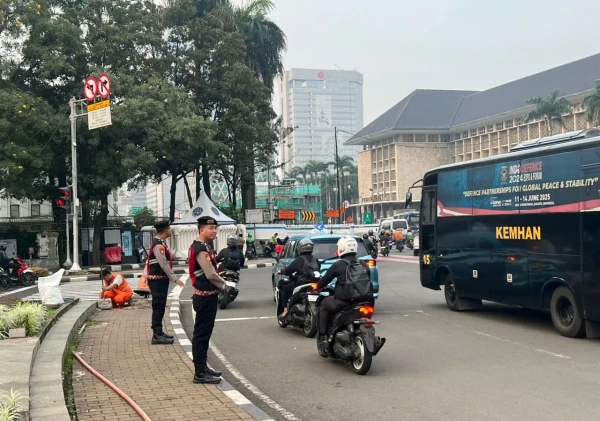 Personel Dirsamapta Baharkam Polri Gelar Patroli Dialogis di Bundaran HI hingga Kota Tua