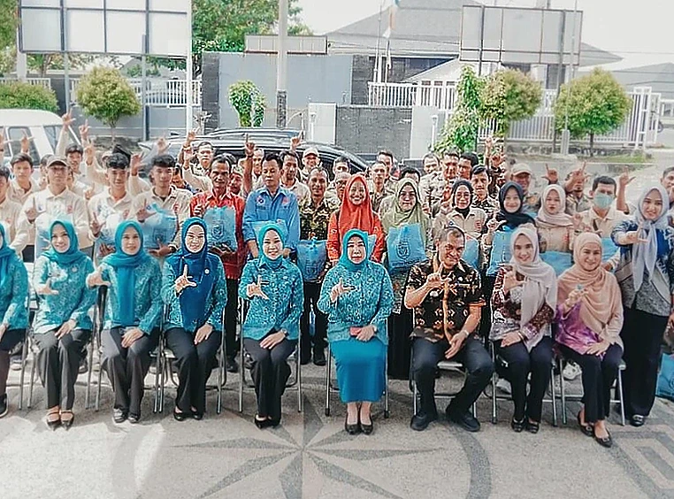 TP PKK Lampung dan Pemprov Salurkan 150 Paket Sembako di Kantor PKK