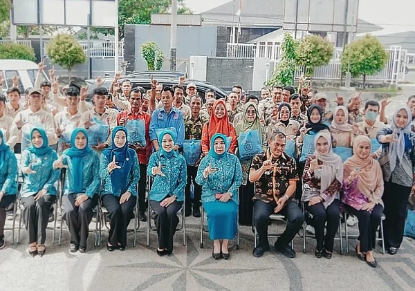 TP PKK Lampung dan Pemprov Salurkan 150 Paket Sembako di Kantor PKK