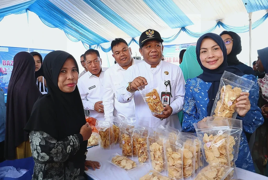 Bupati Serang Ratu Rachmatuzakiyah Buka Bazar Ramadan di Lebakwangi, Warga Antusias