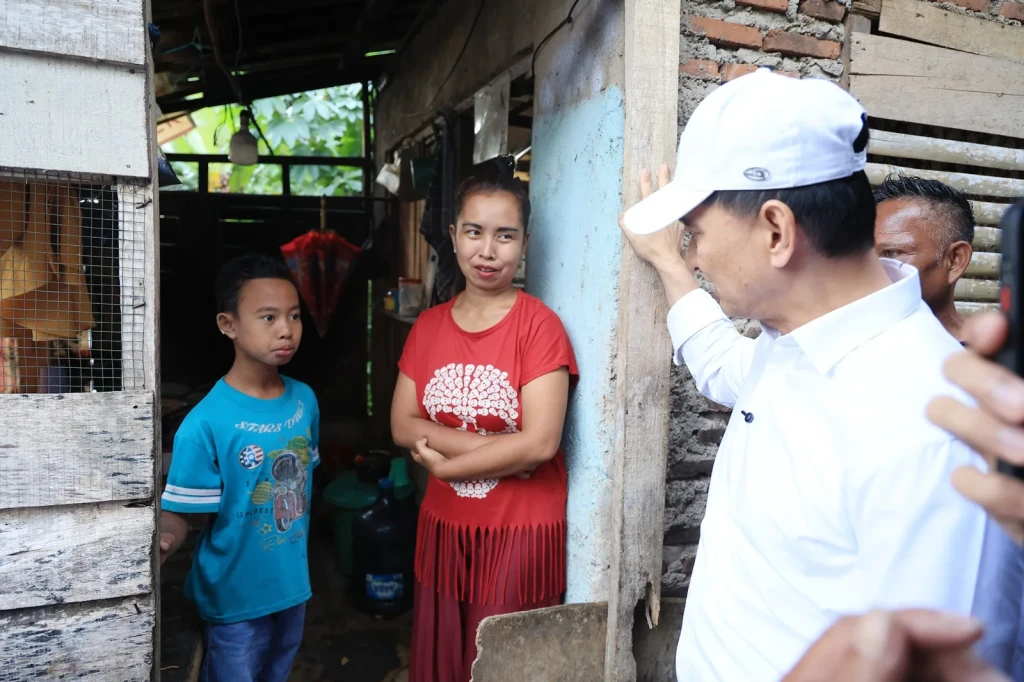 Wagub Banten Serahkan Bantuan RTLH Rp10 Juta ke Empat Warga Pandeglang