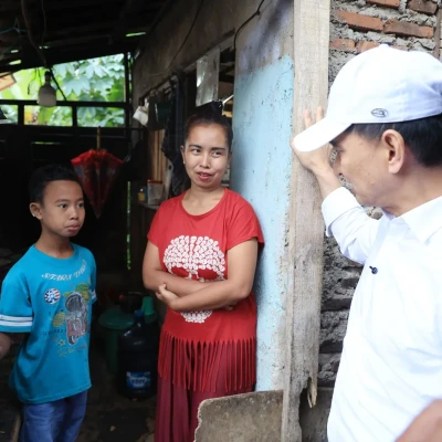 Wagub Banten Serahkan Bantuan RTLH Rp10 Juta ke Empat Warga Pandeglang