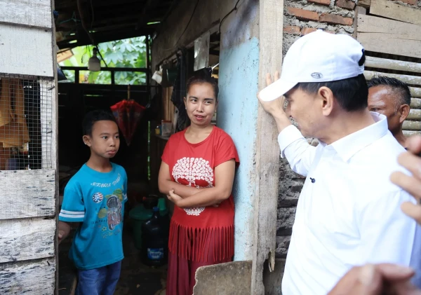 Wagub Banten Serahkan Bantuan RTLH Rp10 Juta ke Empat Warga Pandeglang
