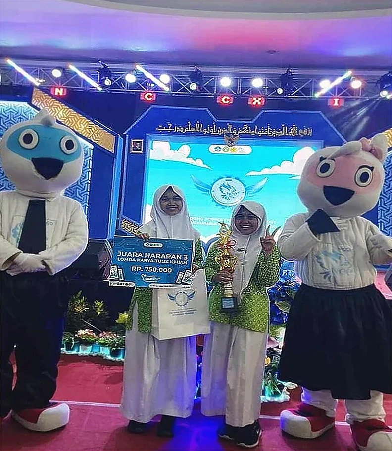 Siswi MTsN 4 Bantul Raih Juara Harapan 3 Lomba Karya Tulis Ilmiah di Jombang