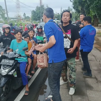 SMSI Tangsel Bagikan Seratus Paket Takjil di Depan Balaikota, Ajak Tebar Kebaikan Ramadan