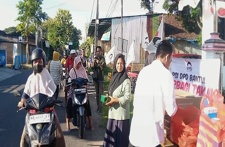 PSI Bantul Bagikan Seribu Takjil, Libatkan UMKM dan Pengurus Partai