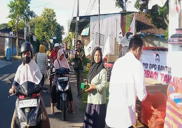 PSI Bantul Bagikan Seribu Takjil, Libatkan UMKM dan Pengurus Partai