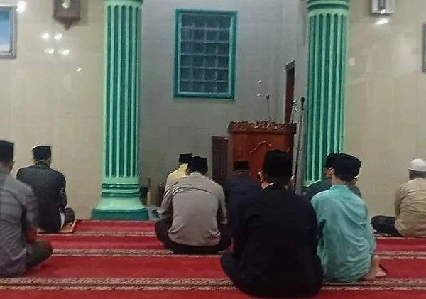 Anggota Polsek Baros Jalin Silaturahmi dan Sampaikan Kamtibmas Lewat Sholat Subuh